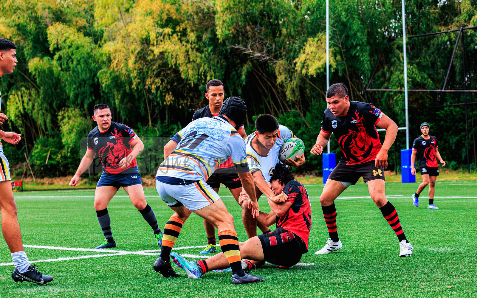 深空蓝与霓虹青交织的视讯厅别光影舞台，斜向透视，无人物